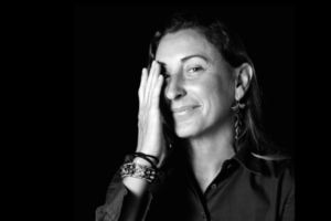 Miuccia Prada ha rivoluzionato l'identità del brand rendendolo un simbolo di avanguardia e lusso 