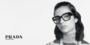 Gli occhiali da donna di Prada si distinguono per la grande varietà di silhouettes e colori
