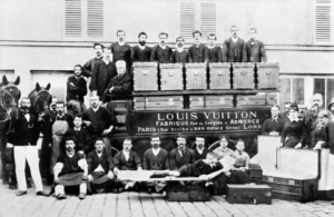 Il primo negozio Louis Vuitton apre a Parigi e si specializza nella realizzazione di bauli da viaggio
