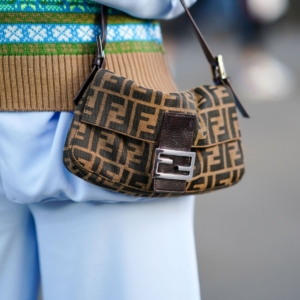 La mini bag baguette è uno dei prodotti più iconici di Fendi 