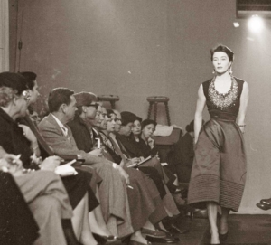 La prima collezione Givenchy è lanciata nel 1952