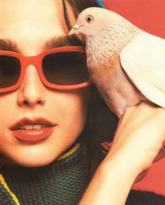 Tra le tendenze occhiali 2024 spiccano le montature colorate, grazie alla collaborazione tra Warby Parker e la It-girl Emma Chamberlain