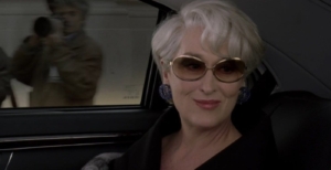 Nelle scene madri del film, il personaggio di Miranda Priestly interpretato da Meryl Streep indossa dei superbi occhiali da sole Versace