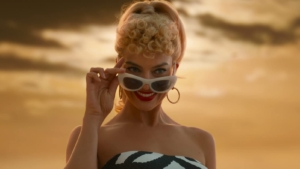 La protagonista Barbie è interpretata da Margot Robbie e sfoggia una collezione di occhiali strepitosa 