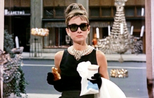 Audrey Hepburn in Colazione da Tiffany sfoggia uno stile eyewear iconico