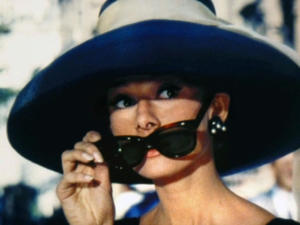 Gli occhiali indossati da Audrey Hepburn in Colazione da Tiffany sono il modello Manhattan del brand Oliver Goldsmith 