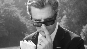 In Otto e Mezzo il divo Marcello Mastroianni indossa un paio di occhiali firmati Prada 