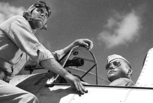 Gli occhiali Ray-Ban furono i primi occhiali da sole con lenti antiriflesso creati per i piloti dell'aeronautica statunitense 
