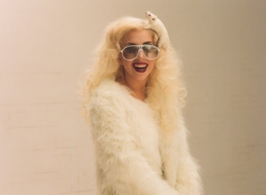 Lady Gaga indossa occhiali da sole Carrera nel videoclip della canzone Bad Romance