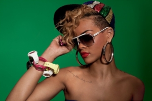Rihanna indossa eyewear Carrera nel videoclip di Rude Boy